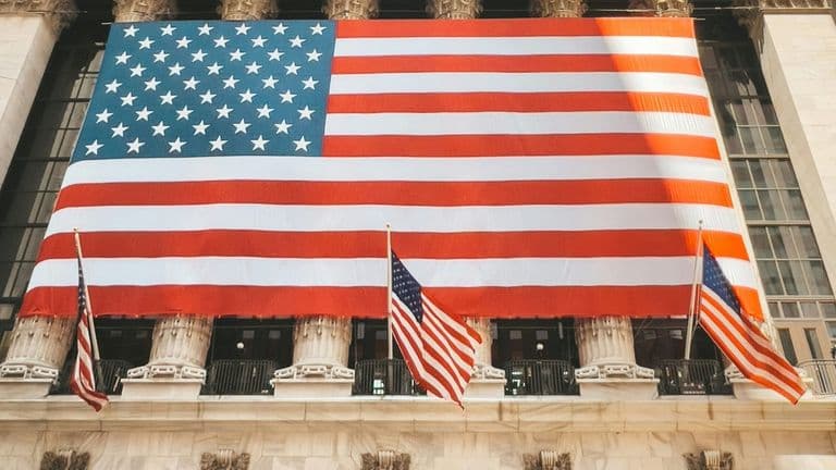 Wall Street Ends 2025 with Strong Gains Despite Late-Year Market Pullback