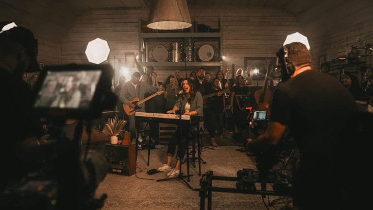 Kelly Clarkson’s “Songs & Stories” Premieres with Jonas Brothers