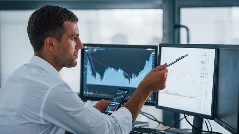 Divergence Between Stocks and Bonds Signals Economic Uncertainty