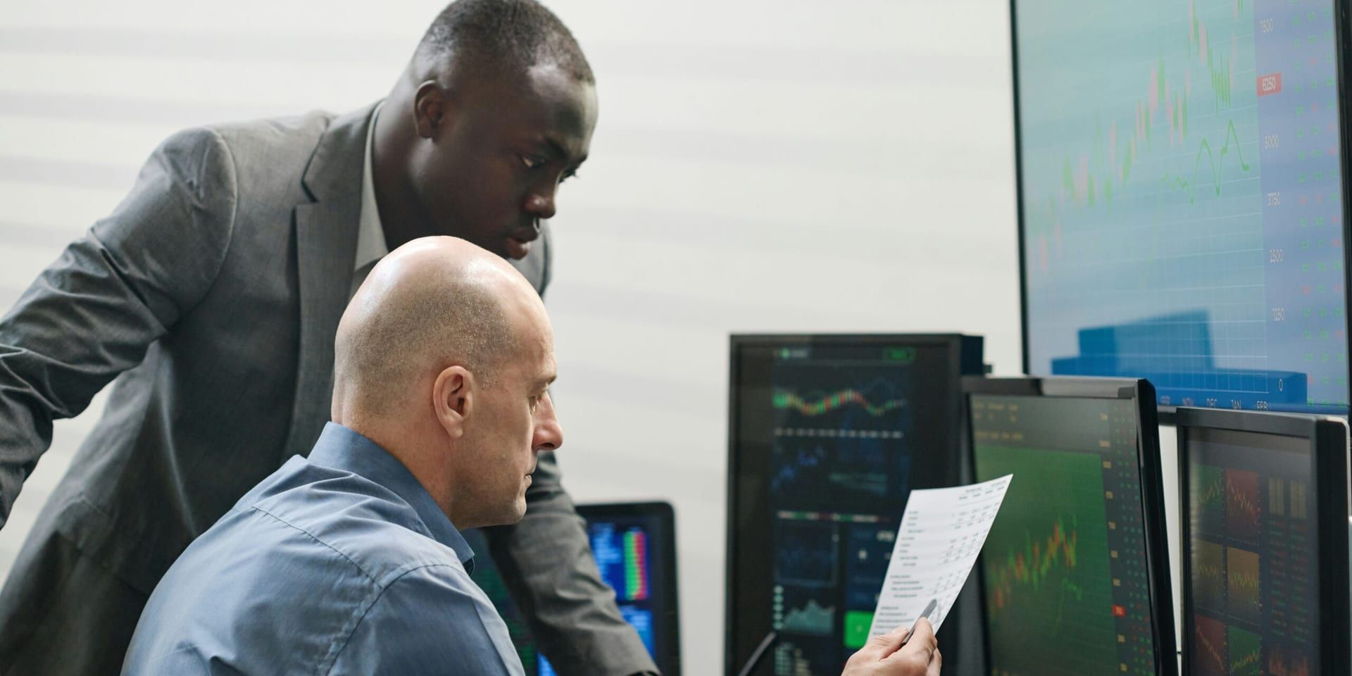 U.S. Stocks Close Lower Amid Tech Sector Weakness and Mixed Earnings Signals