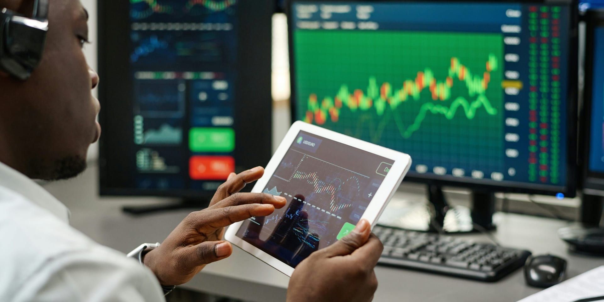 Nasdaq Adds Thomson Reuters to Index as AI-Driven Tech Rally Boosts Markets