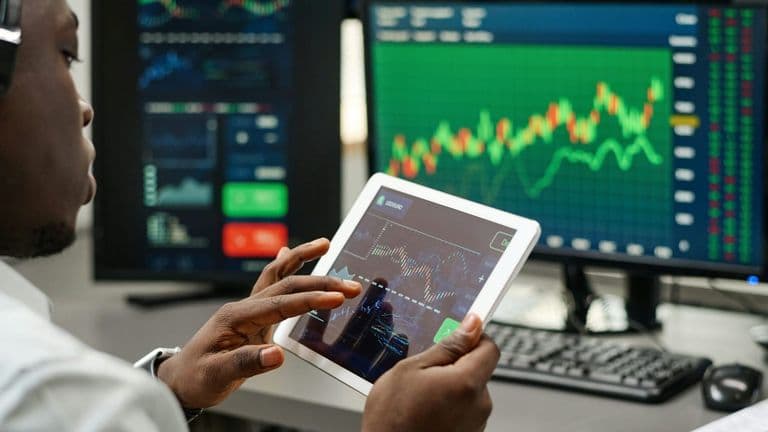 Nasdaq Adds Thomson Reuters to Index as AI-Driven Tech Rally Boosts Markets