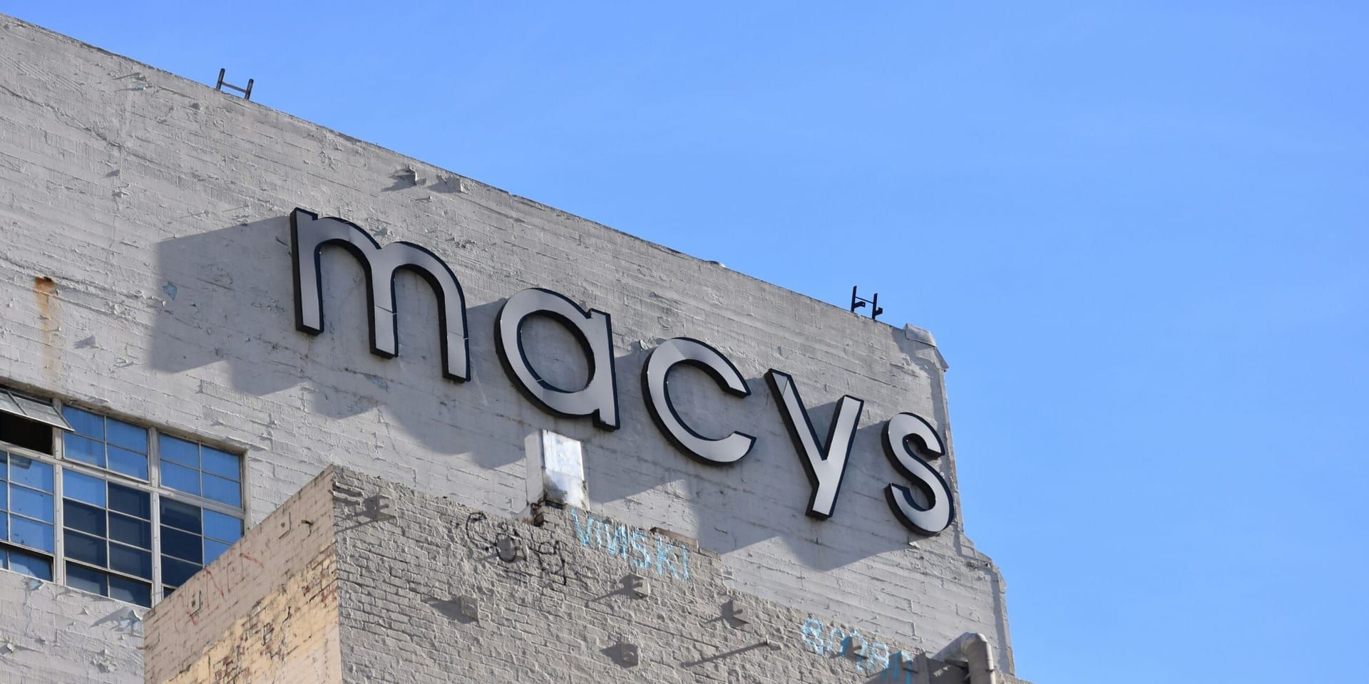 Macy’s Slashes 2025 Profit Forecast Amid Tariff Pressures and Slowing Consumer Spending