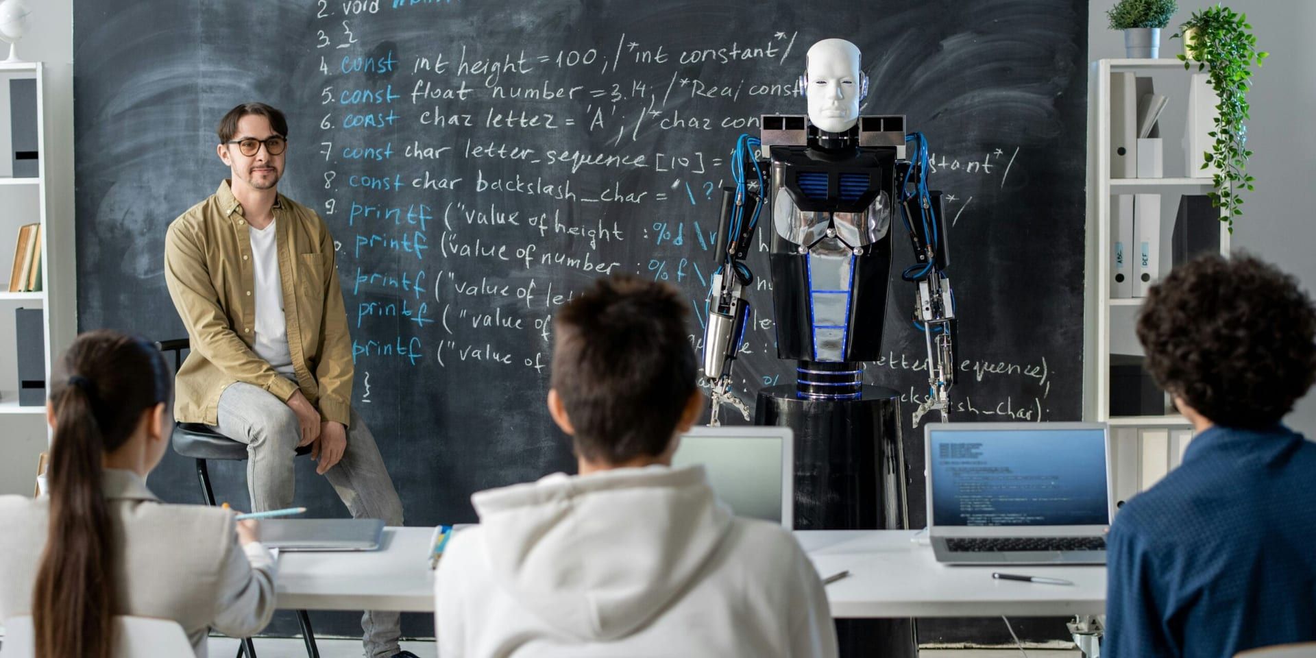 AI Reshapes U.S. Job Market: Tech Giants Pivot, Consulting Firms Retrench, and Human Skills Regain Value