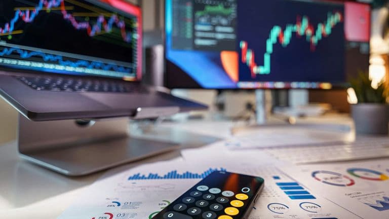 AI Investment and Stock Market Signals Draw Mixed Market Interpretations